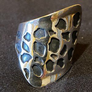 Silver ring marked 925 South Africa (Memon)